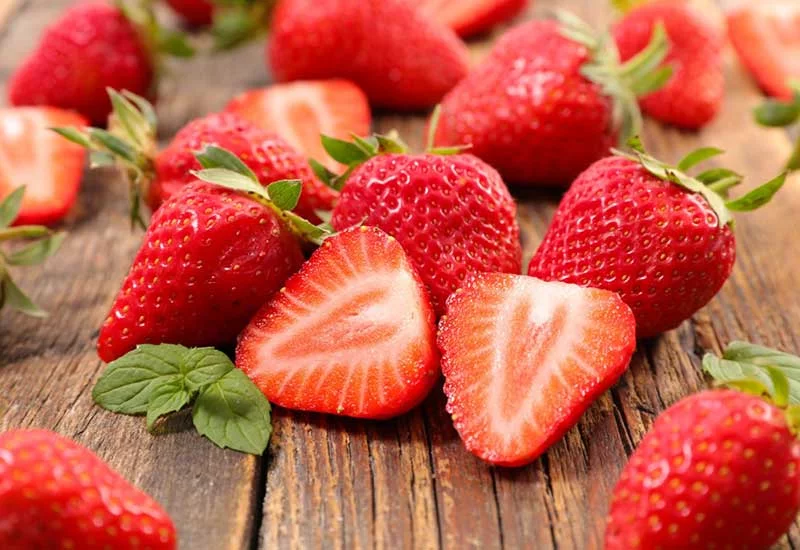 what human foods can puppies eat: strawberry