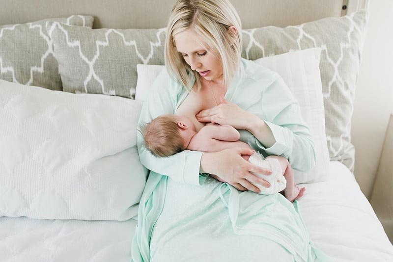 What are the remedies for breast pain during breastfeeding?